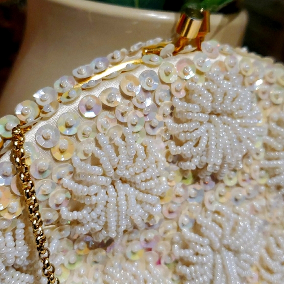 VINTAGE WHITE BEADED EVENT BAG - Picture 5 of 6